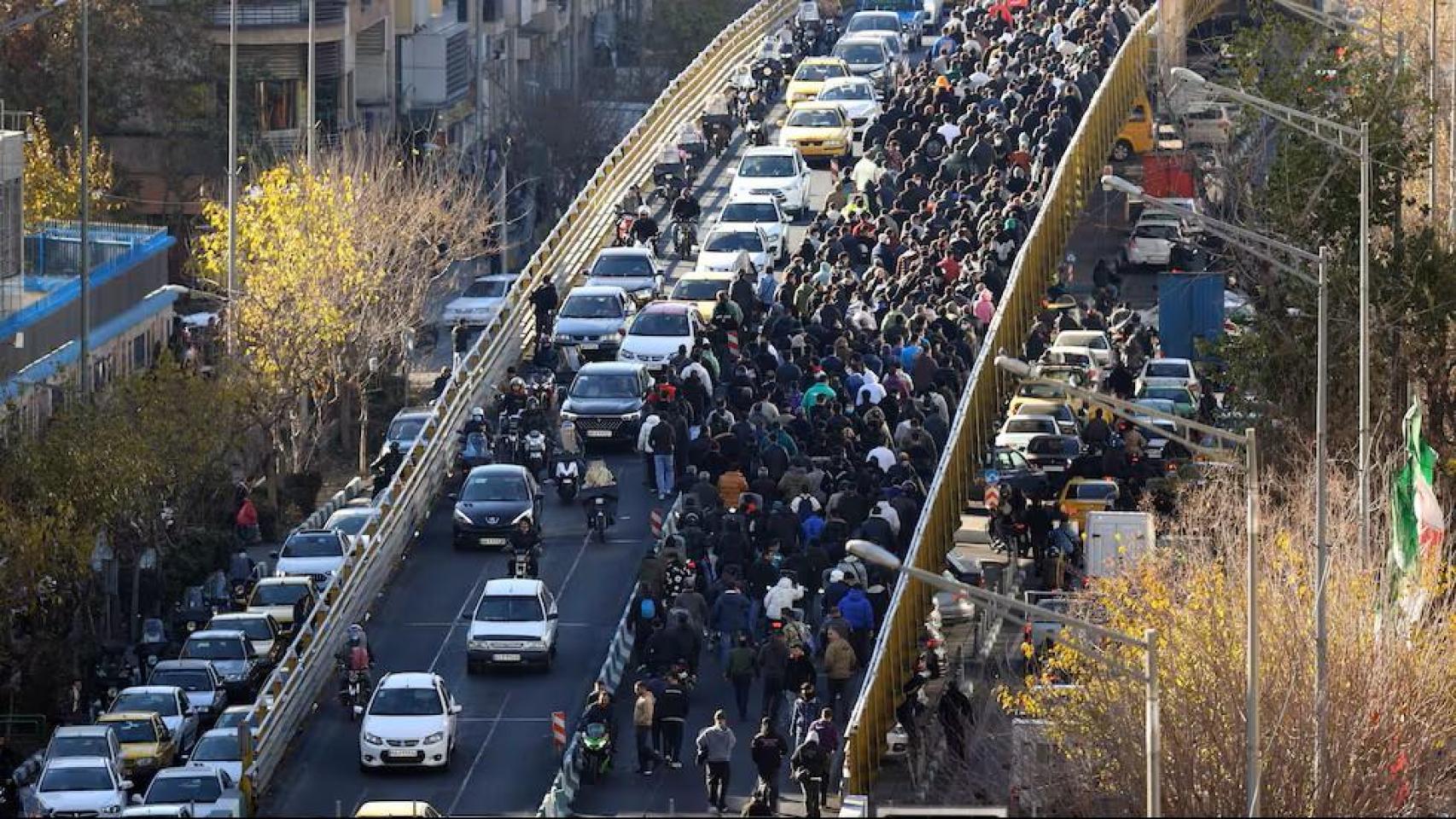 La represión de las protestas en Irán deja 36 muertos y 2.000 detenidos: la ira ciudadana se extiende a más de 90 ciudades