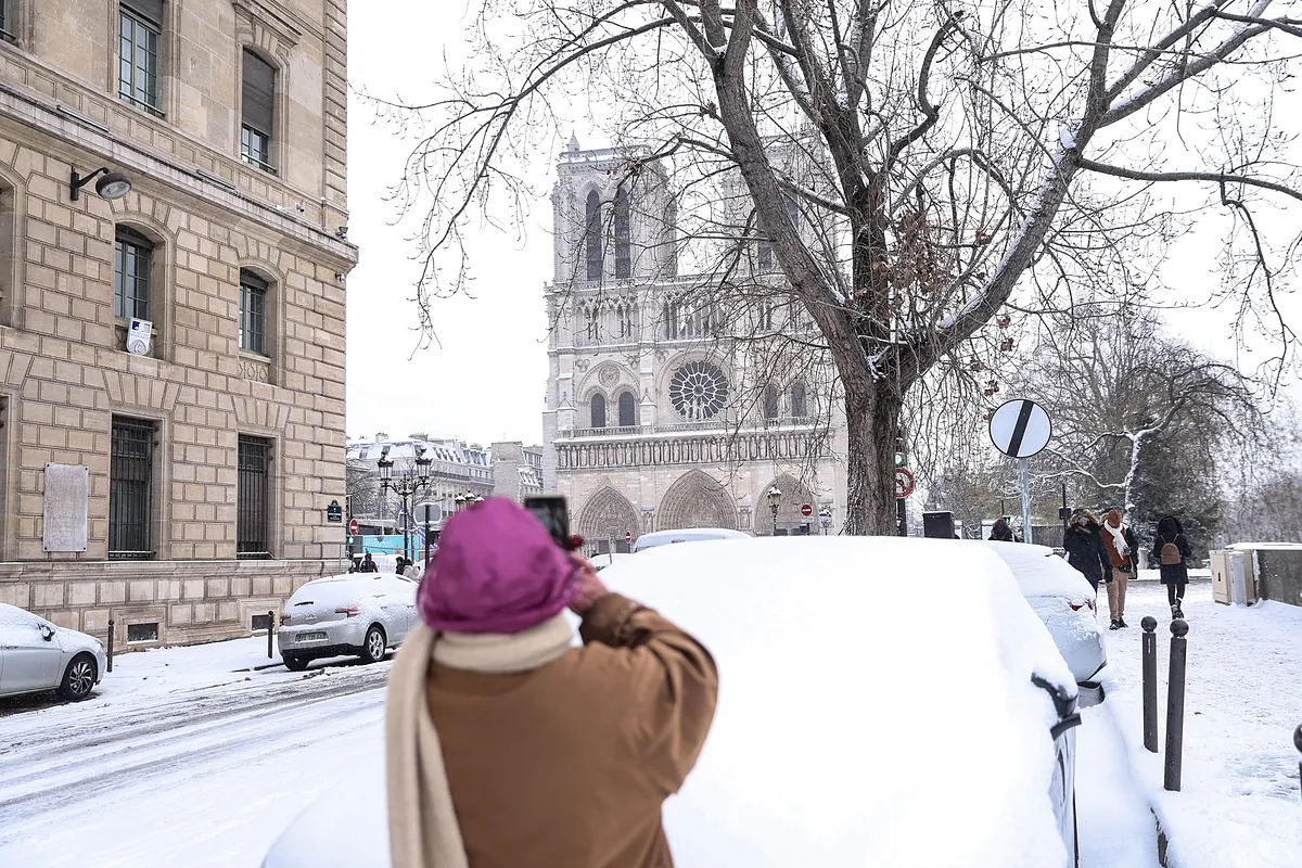 Media Europa colapsada por la nieve: cientos de vuelos cancelados y atascos kilométricos