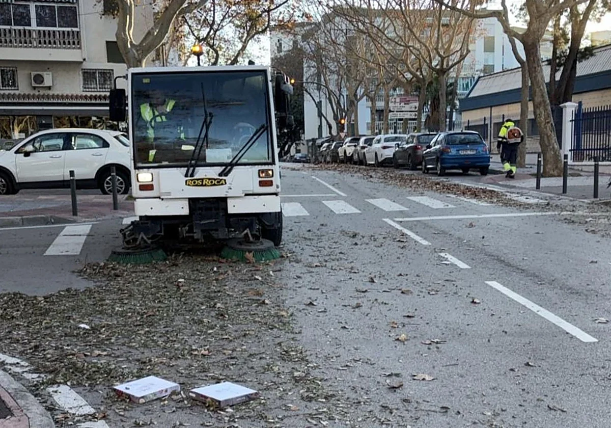 Marbella despliega a más de 60 operarios y 20 barredoras para paliar los efectos del temporal