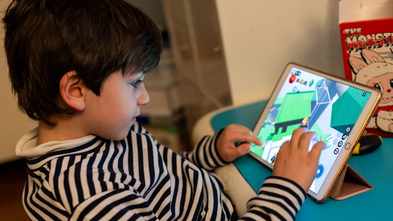 Roblox impone verificación de edad obligatoria a nivel global ante denuncias de abuso infantil