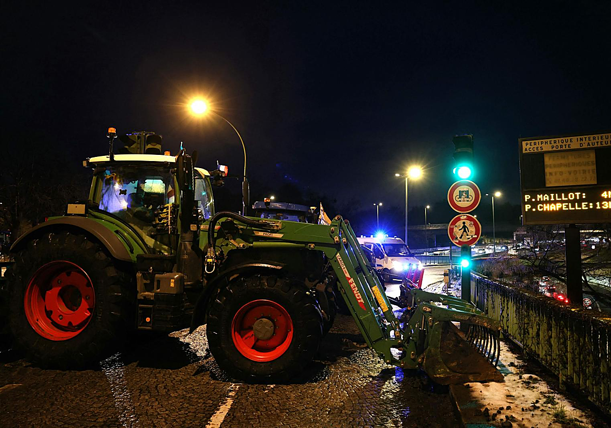 Los tractores cortan la AP7 cerca de Figueras en protesta por el acuerdo con Mercosur