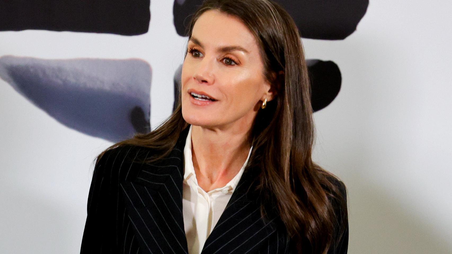 Letizia arranca 2026 en solitario con un traje de raya diplomática que refuerza su mensaje de firmeza y poder