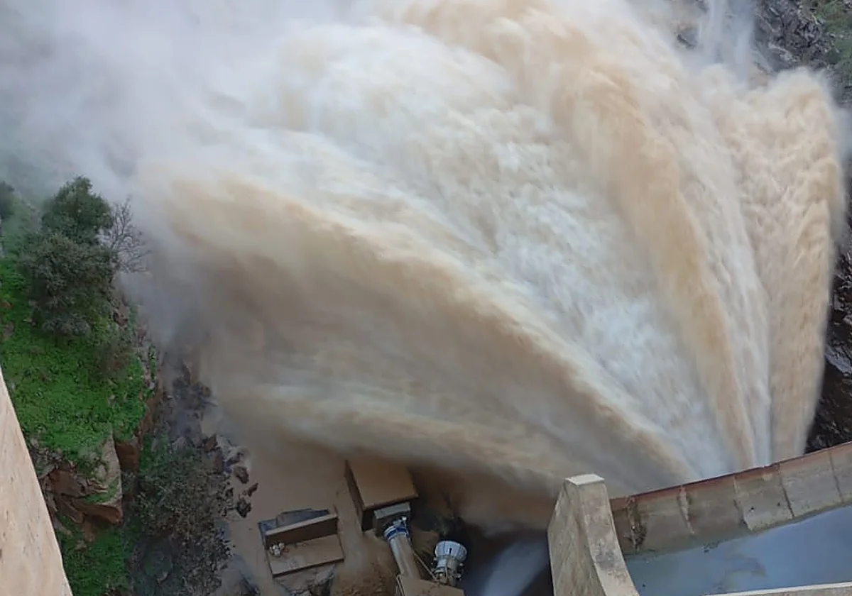 La presa de Casasola desembalsa para evitar que se repita el grave taponamiento de su desagüe