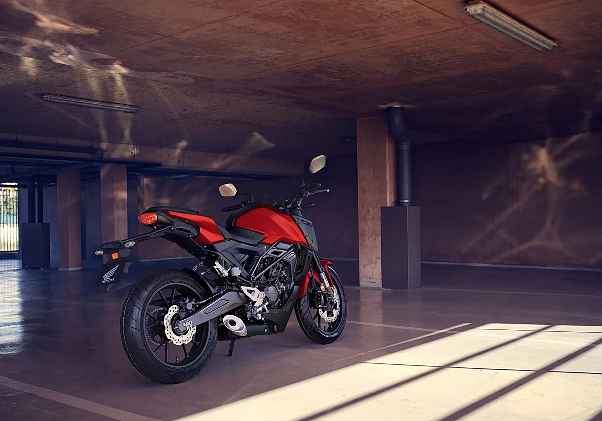 La guía definitiva para guardar tu moto durante el invierno y protegerla