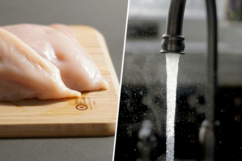 Lavar el pollo “para limpiarlo” suena higiénico. La ciencia dice que es una pésima idea (y muy peligrosa)