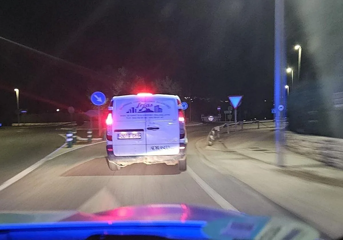 Una persecución policial en Mijas acaba con el conductor fugado y una furgoneta abandonada