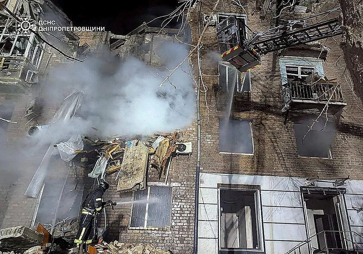 Rusia ataca a Ucrania con un misil balístico hipersónico con capacidad nuclear y mata a cuatro personas