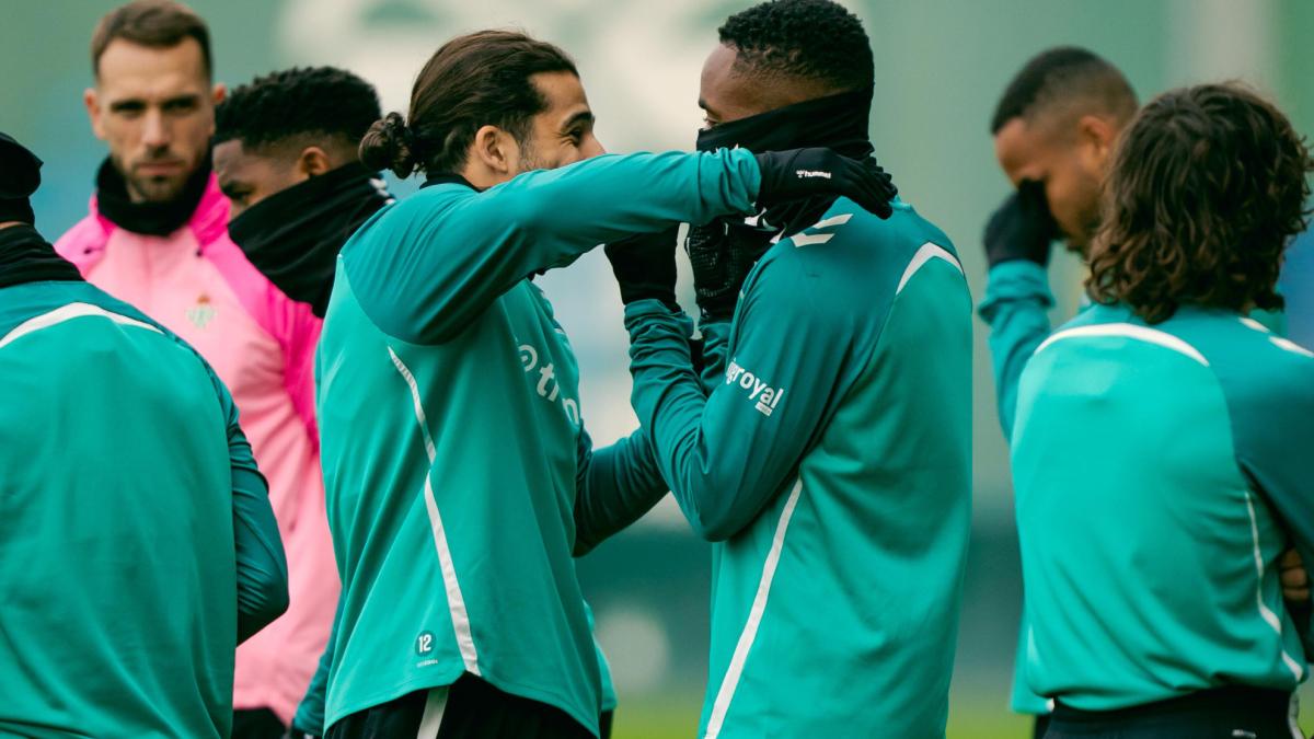 Bakambu apura sus opciones de entrar en la lista frente al Oviedo