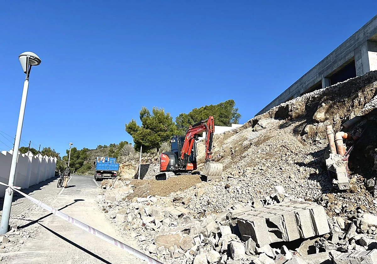 Wall collapses on Granada's Costa Tropical during Storm Francis