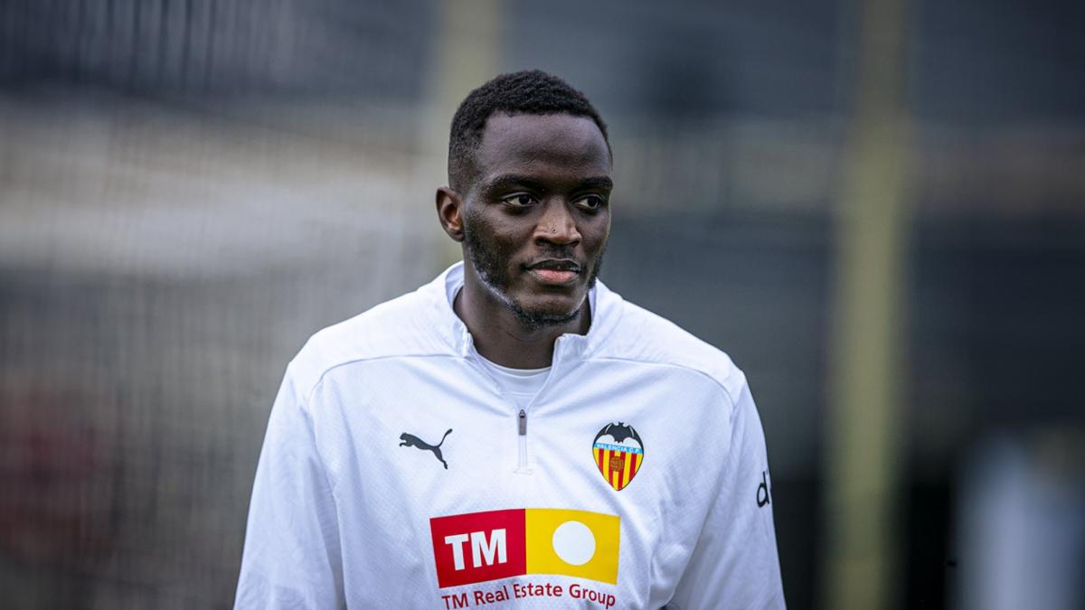 Diakhaby se pierde la temporada y el Valencia busca otro central en el mercado