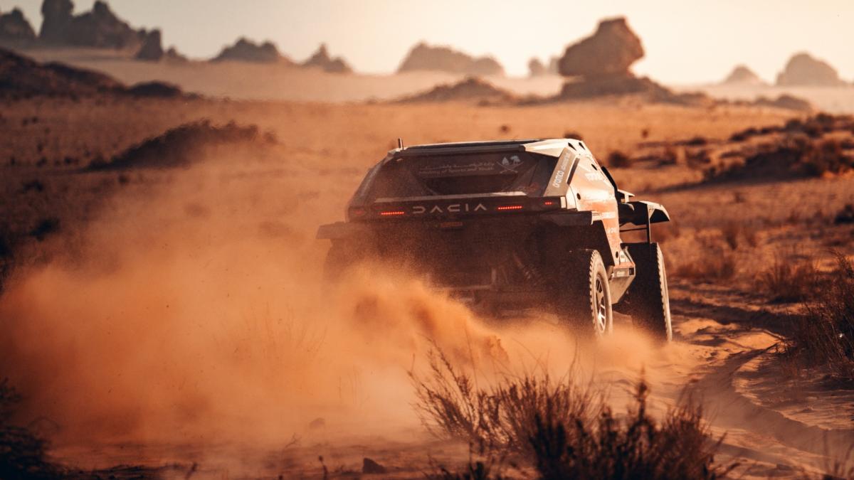 Sainz flojea en la navegación, Roma sigue fuerte y Al-Attiyah es nuevo líder