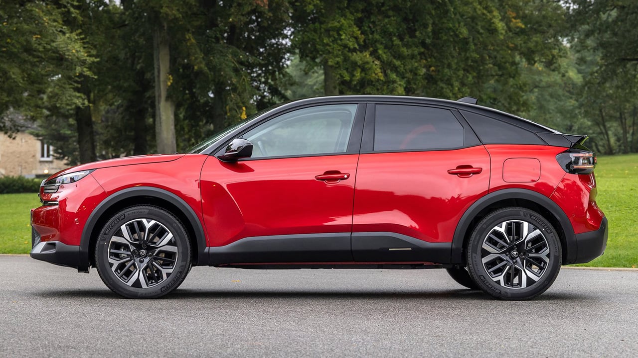 Solo gasta 4,7 L/100 km, con etiqueta ECO y 7.900 € de rebaja, este coche con aspecto de SUV es tan barato como un Dacia