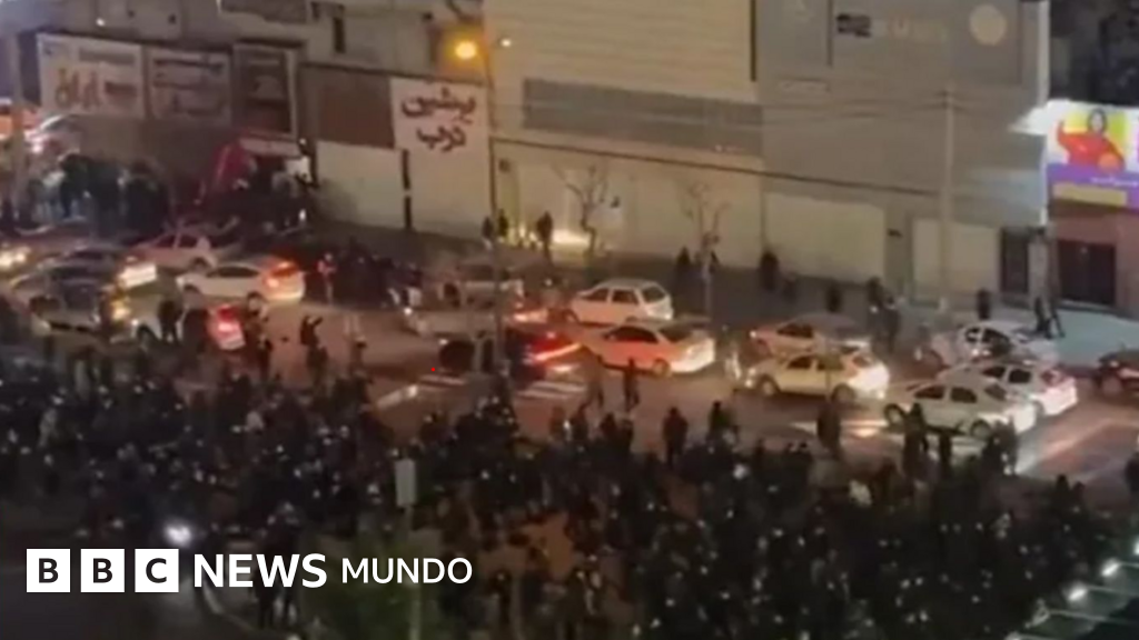 Masivas manifestaciones contra el gobierno recorren las calles de Irán mientras el servicio de internet se corta en todo el país