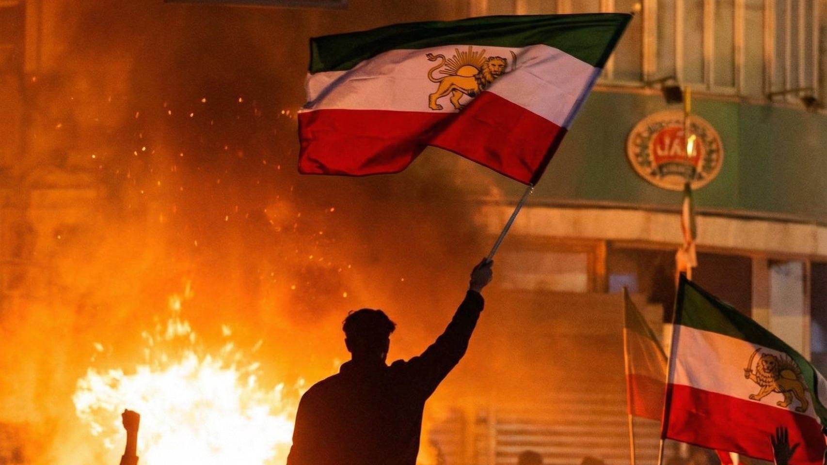 Última hora de Irán | La quema de mezquitas y edificios gubernamentales marca unas protestas con al menos 51 muertos y más de 2.200 detenidos