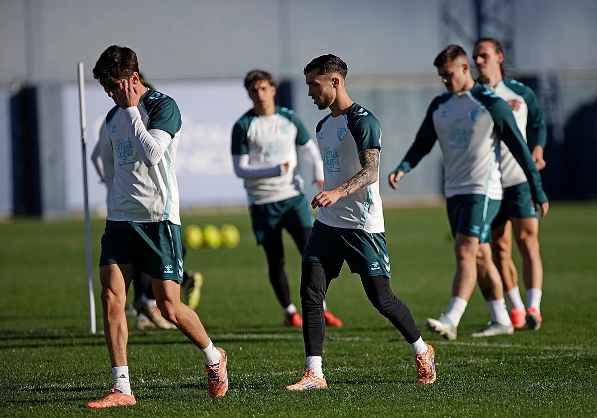 Larrubia sigue entrenándose parcialmente a un día del Málaga-Ceuta