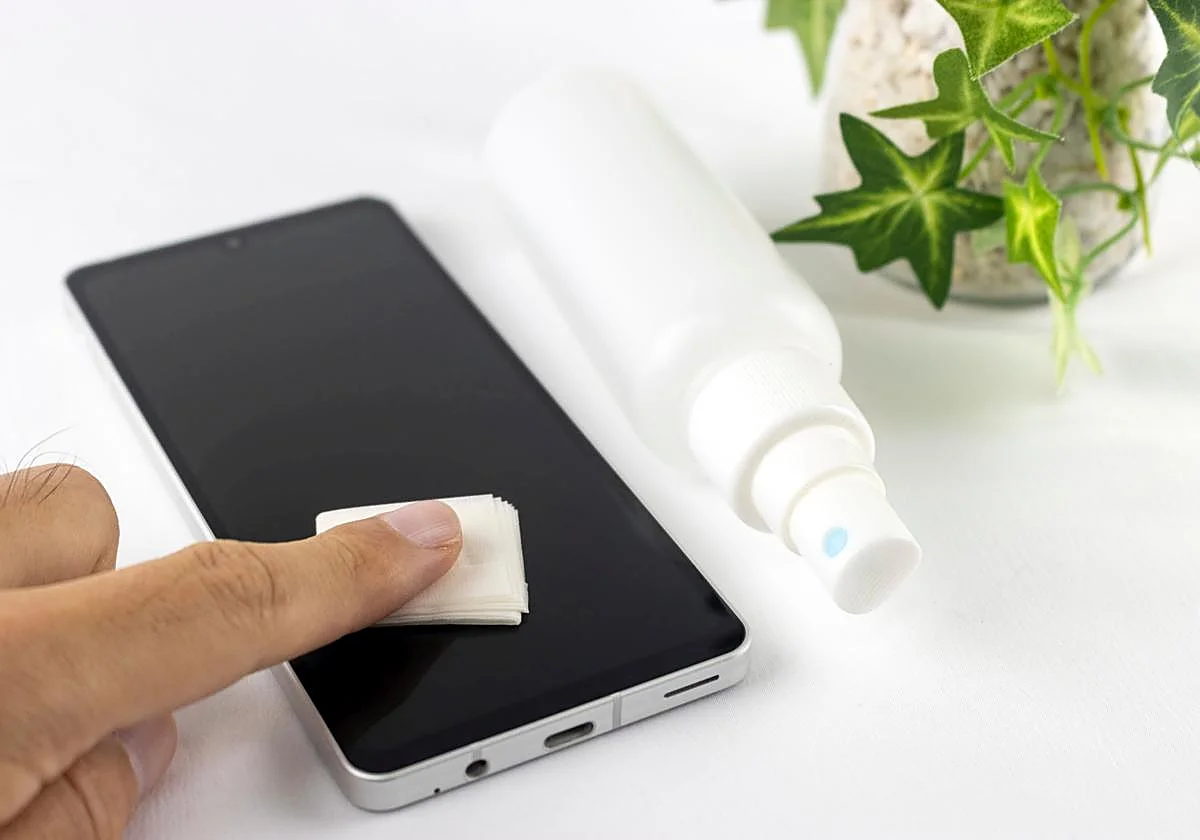 Así debes limpiar tus dispositivos llenos de gérmenes
