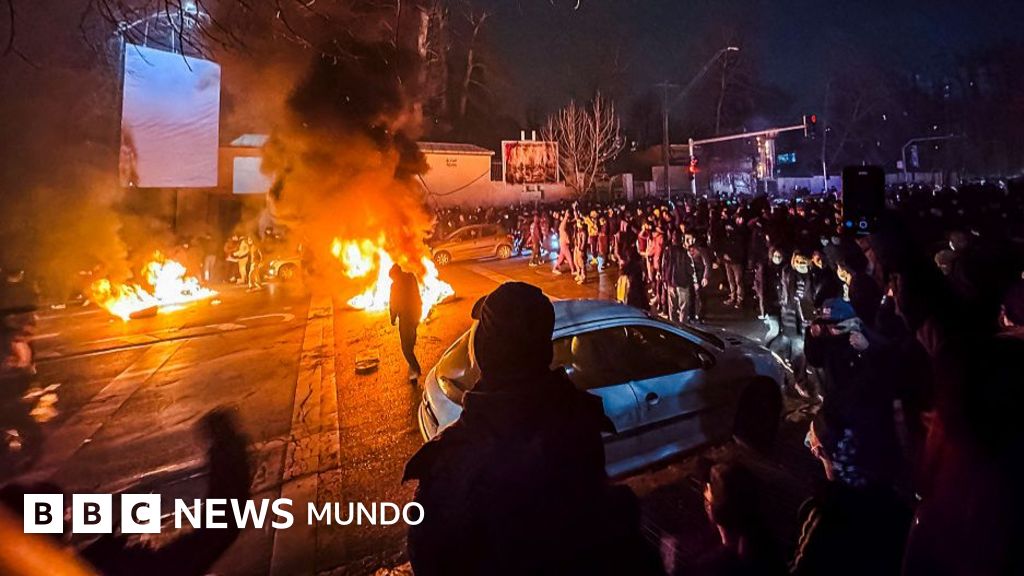 "Enemigos de Dios": las protestas en Irán desafían a las fuerzas de seguridad a pesar de los reportes de cientos de muertos y heridos en los últimos 3 días