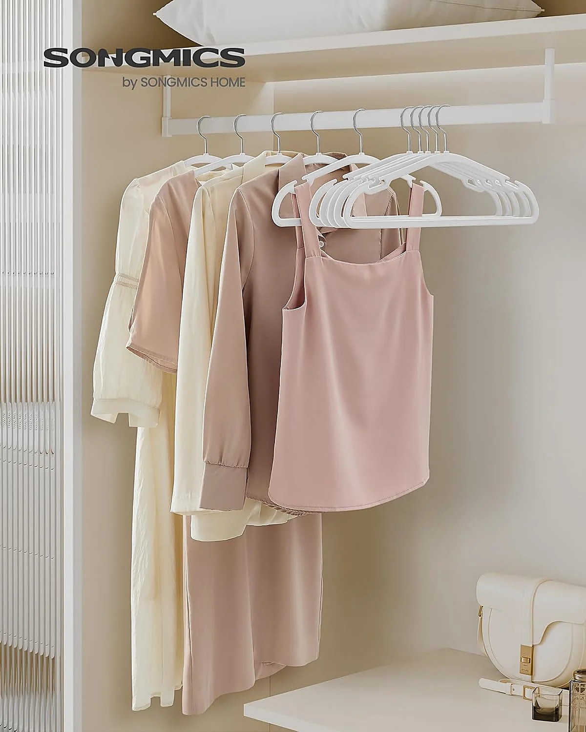 Este juego de perchas de terciopelo maximiza el espacio en tu armario y evita la caída de ropa