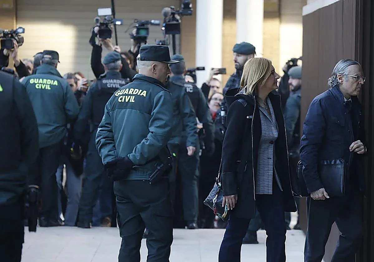 Pradas revela en el careo con el número 2 de Mazón que sufrió una «persuasión repentina» para que no confinara el día de la dana