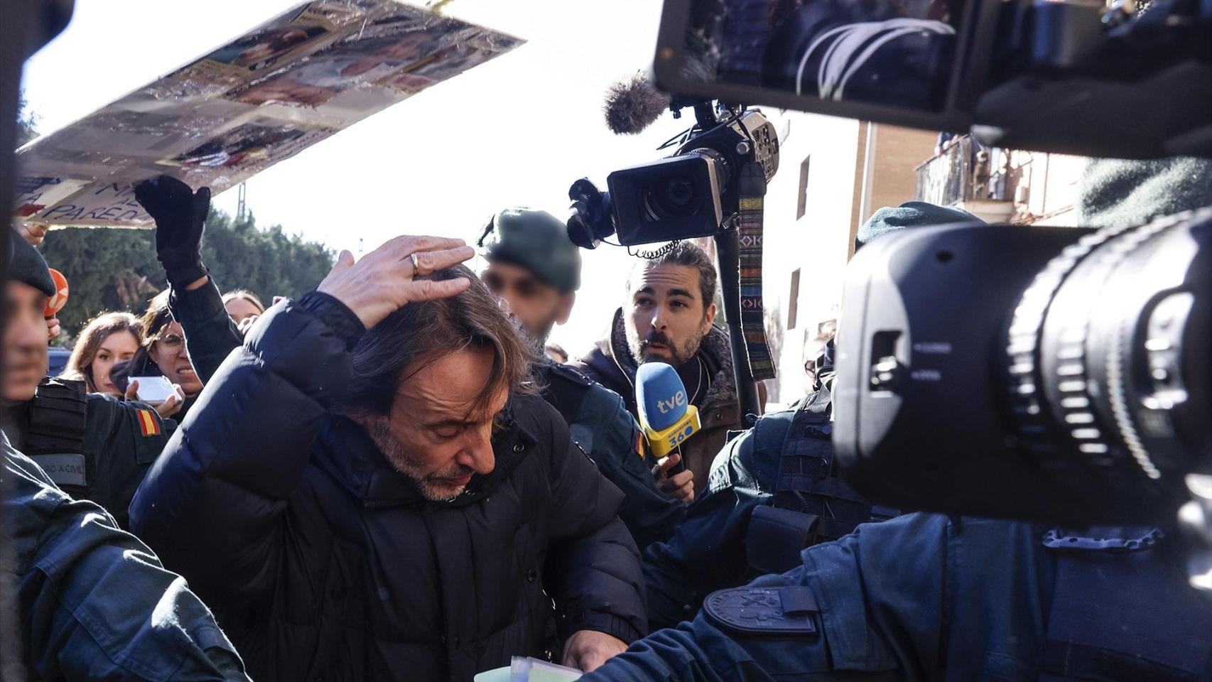 El exjefe de Gabinete de Mazón, golpeado con una pancarta a su salida del juzgado tras el careo con Salomé Pradas