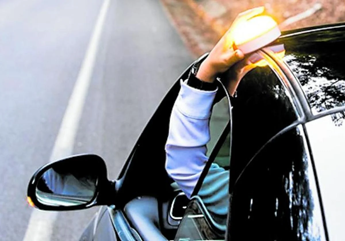 La DGT aclara dudas sobre la obligatoriedad de la baliza V-16 para los motoristas y los propietarios de varios coches