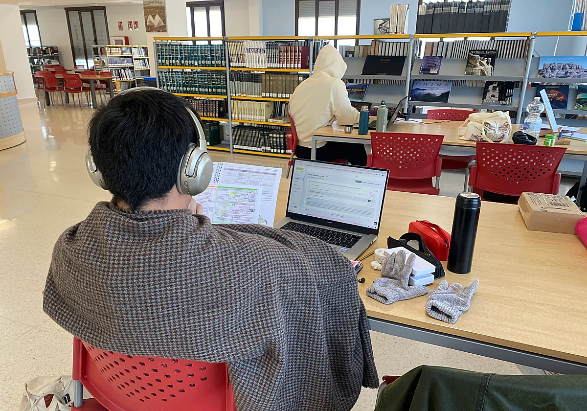 Usuarios de la Biblioteca Municipal Padre Manuel de Estepona denuncian tener que estudiar con guantes, bufandas y ropa térmica por falta de calefacción