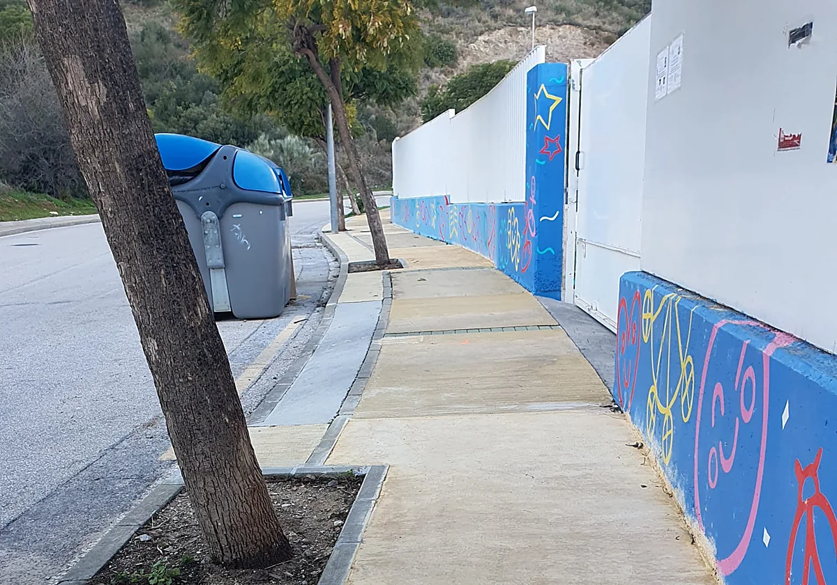 Concluyen los arreglos del acerado de acceso al colegio María del Mar Romera en Rincón de la Victoria