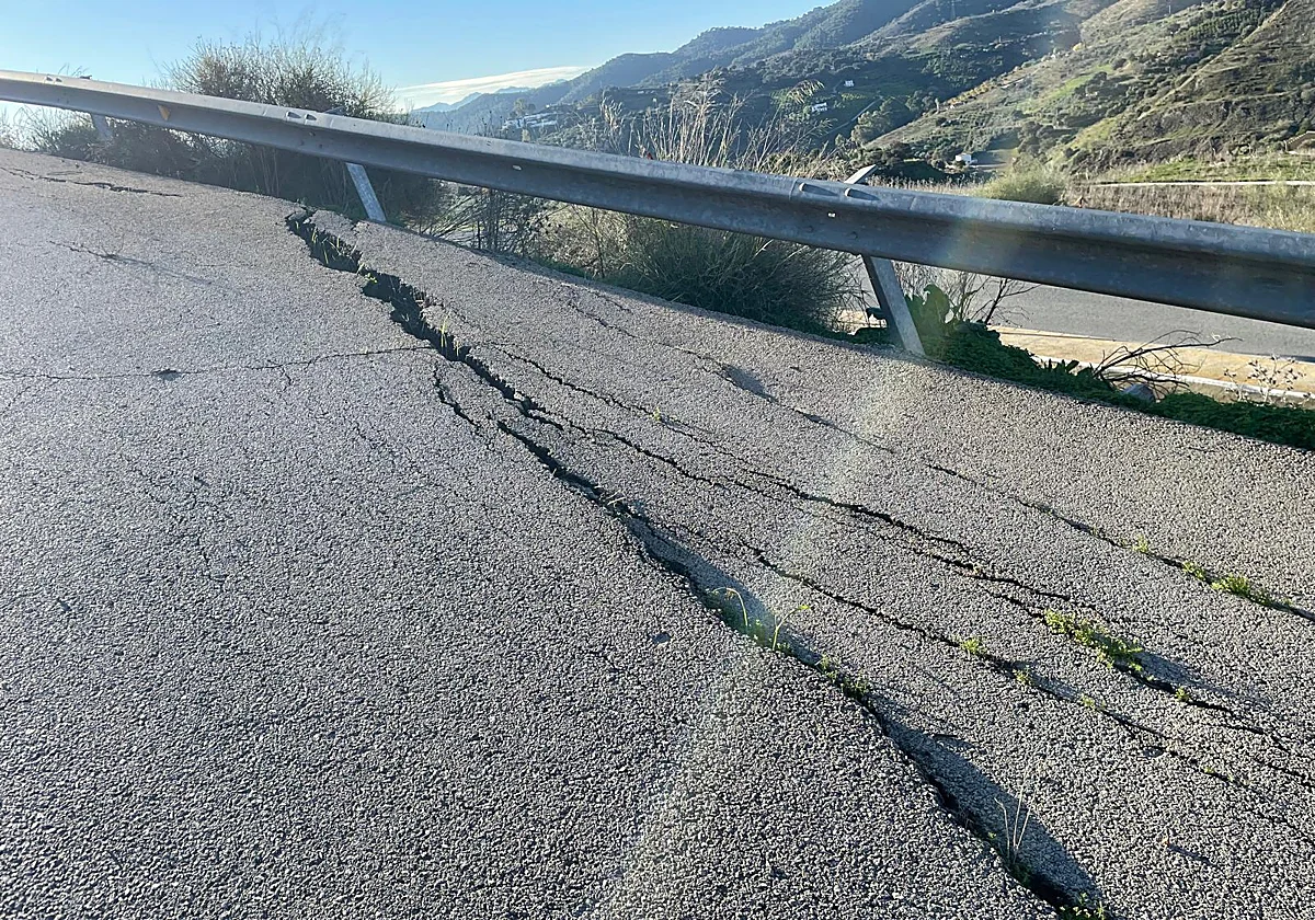 La Diputación se compromete a colaborar en el arreglo del acceso al polideportivo de Carratraca