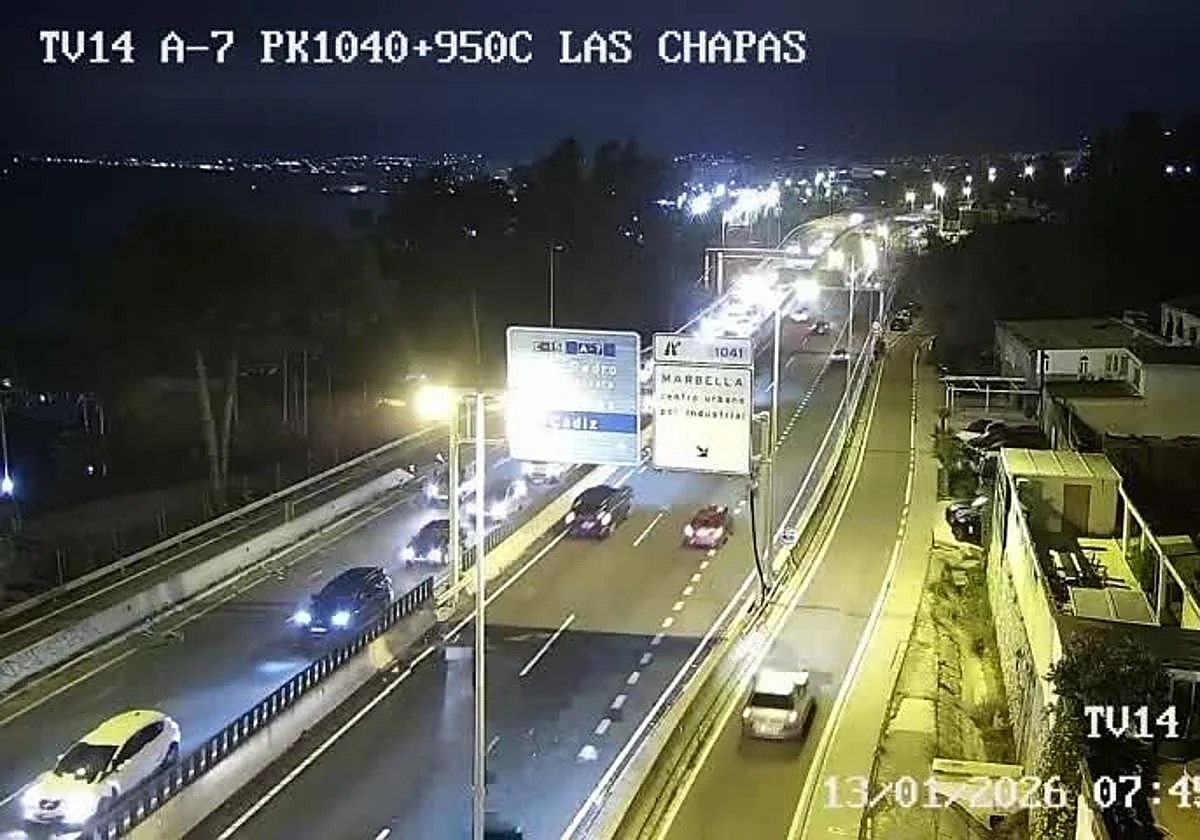 El vuelco de una furgoneta dificulta el tráfico en la A-7 en Marbella