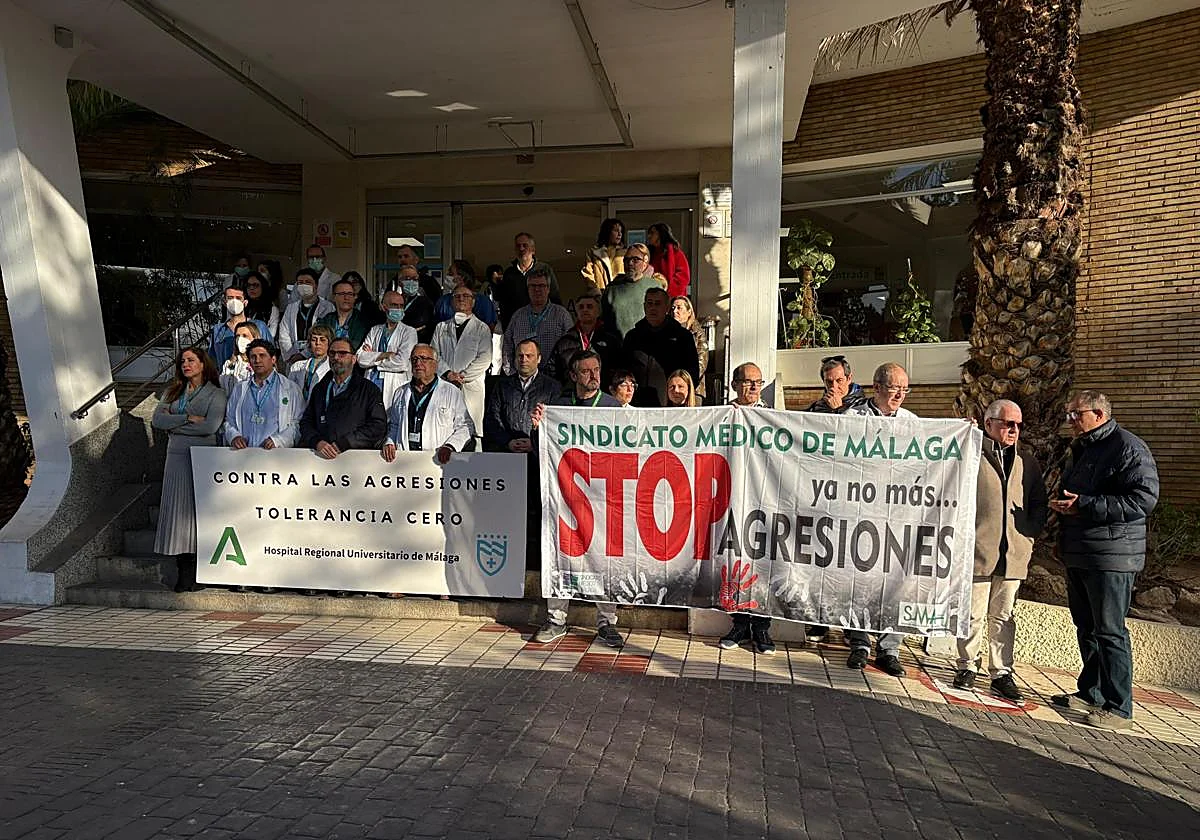 Un médico recibe un puñetazo y patadas de una paciente en el Hospital Regional de Málaga