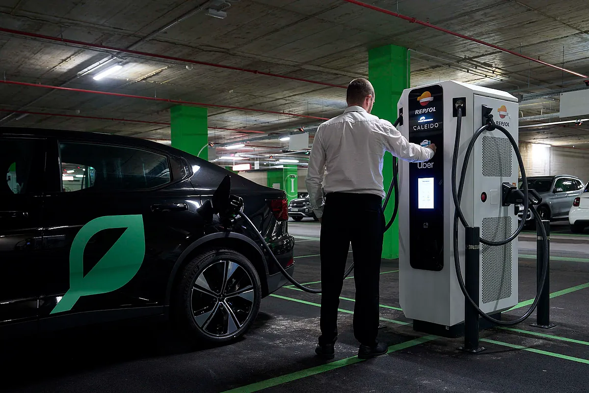 España instala un récord de 14.000 de puntos de recarga de coches eléctricos en 2025 y ya tiene más de 53.000