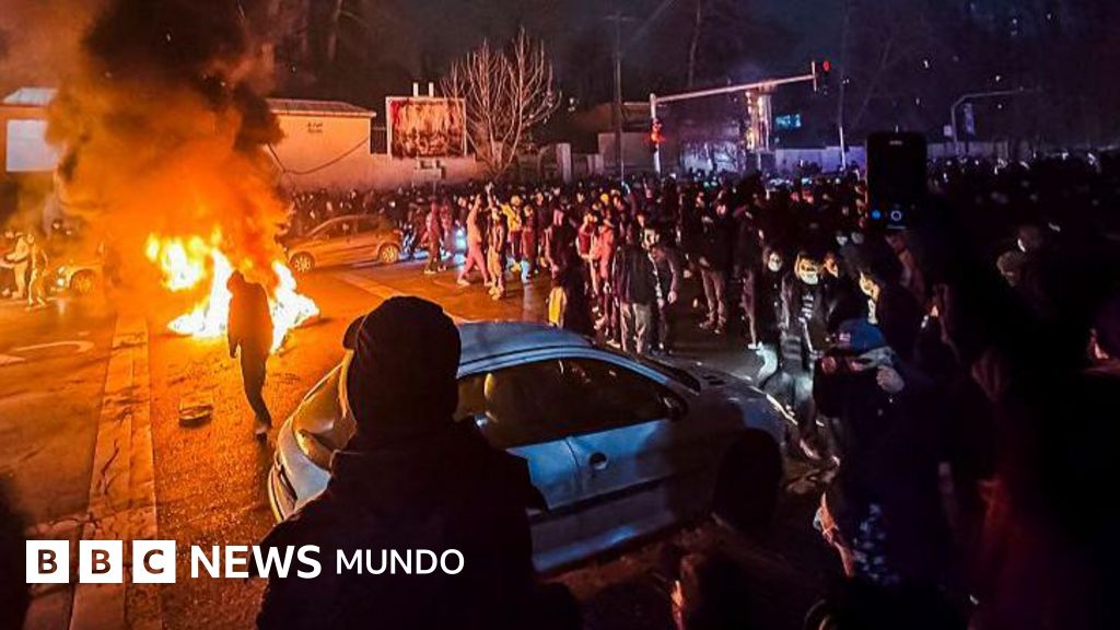 Trump evalúa opciones militares "muy contundentes" contra Irán tras la muerte de cientos de personas en la represión de las protestas que sacuden al país