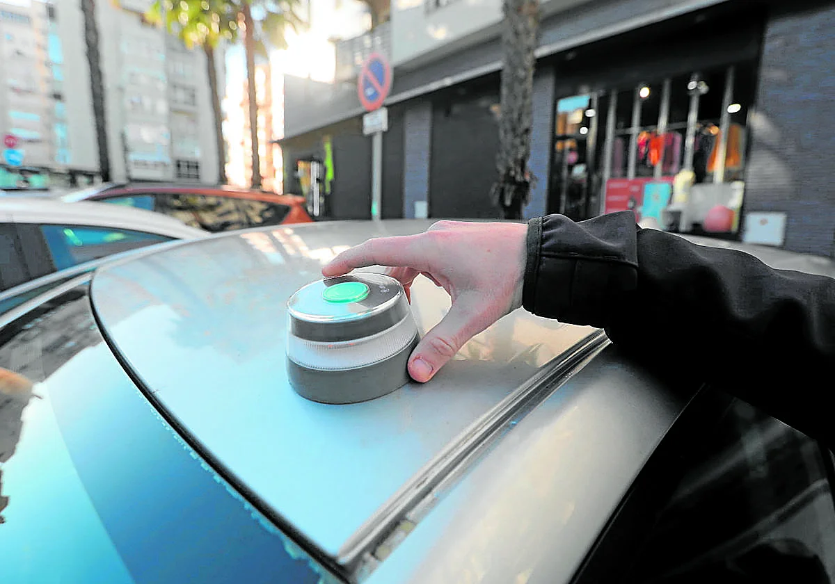 El PP en el Congreso pide a la DGT informes que acrediten la eficacia de la balizas V-16 para reducir la siniestralidad