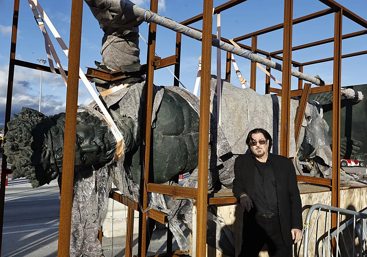 Las esculturas gigantes del Puerto unen a las instituciones culturales y dividen a la calle