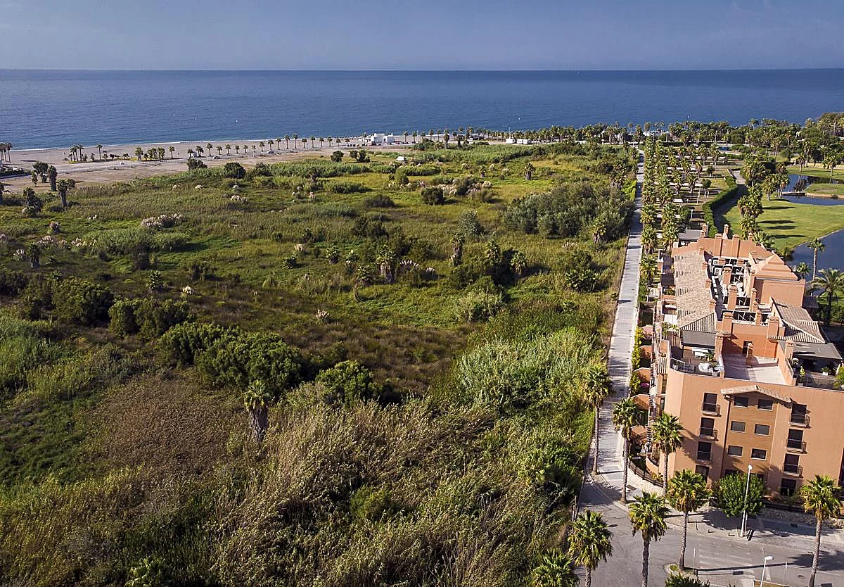 165 property owners to resolve the tourist future of coastal town in Granada province