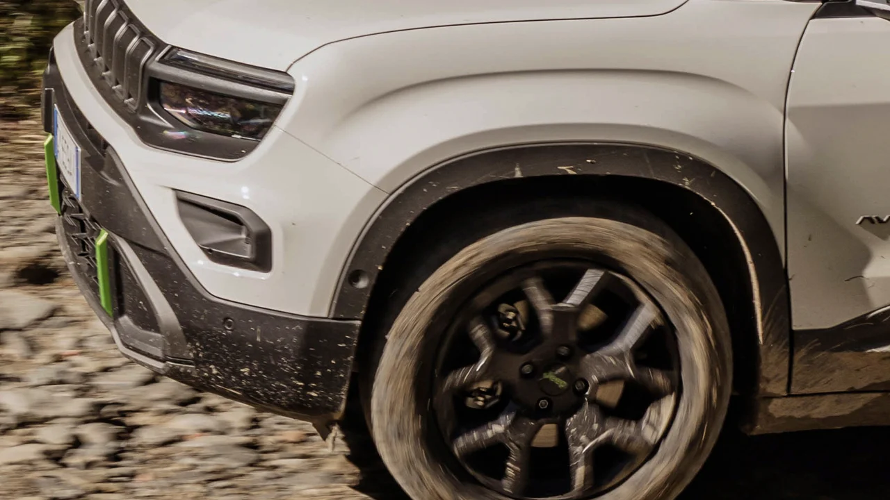 Jeep no quiere que el Avenger afloje, se filtra su rediseño para 2027 y apunta más alto