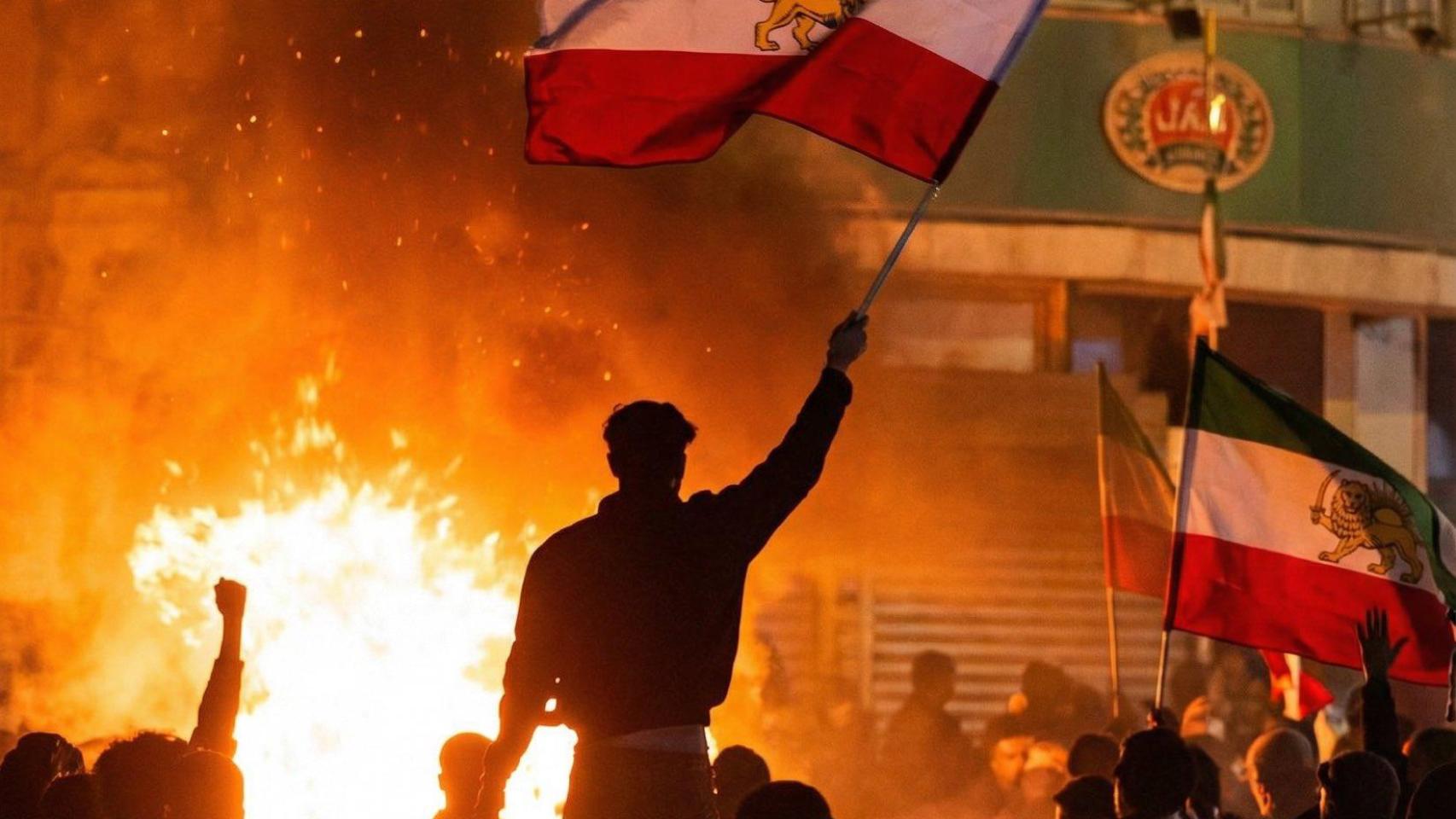 Trump insta a los iraníes a "tomar las instituciones" y lanza una amenaza a los ayatolás: "La ayuda está en camino"