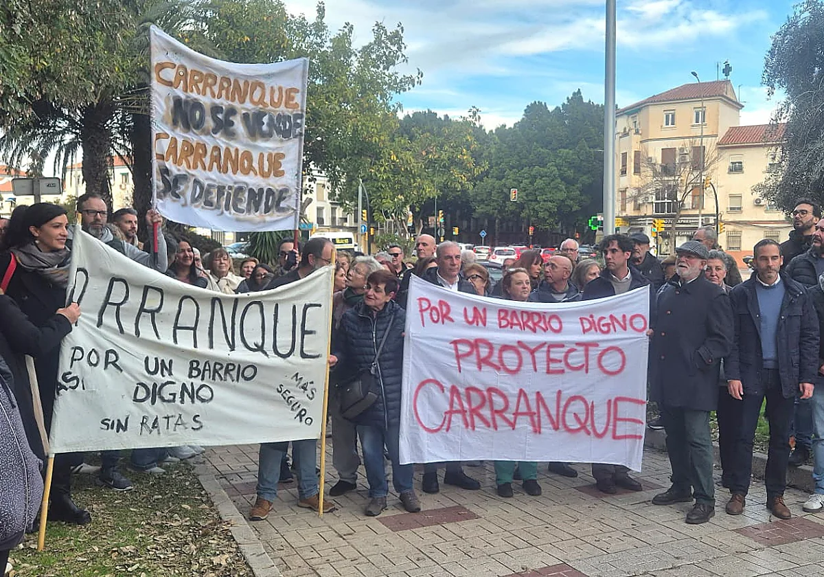 Vecinos de Carranque y Los Corazones protestan contra la reordenación de tráfico en la rotonda de la Comisaría