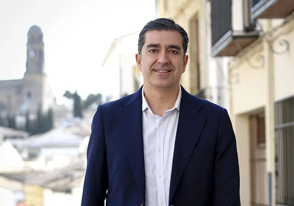 El alcalde de Baeza sufre múltiples fracturas al descolgarse el ascensor de su casa