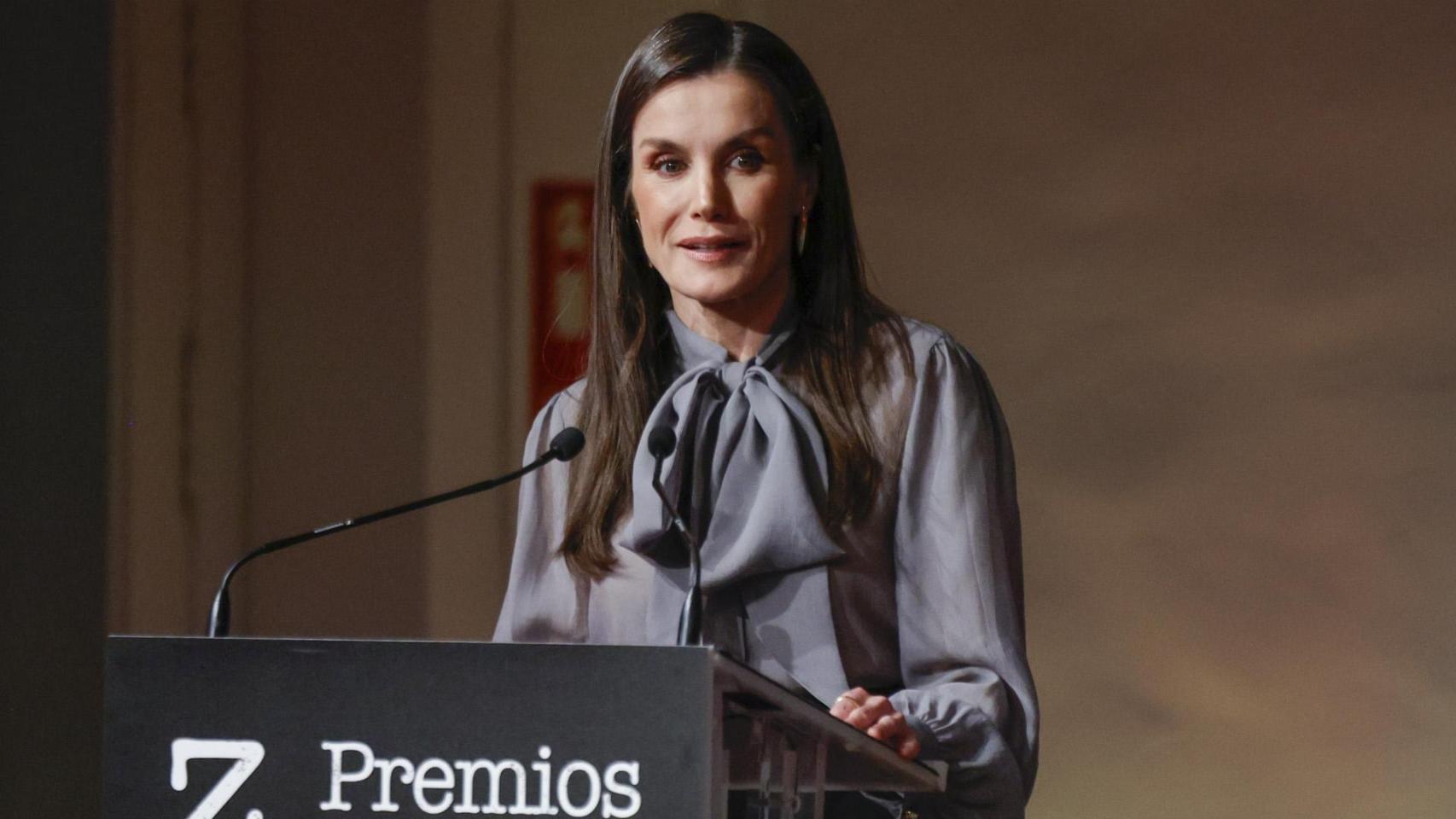 Letizia mezcla ironía y bagaje cultural en su aplaudido guiño a Arturo Pérez-Reverte: su discurso en los Premios Zenda