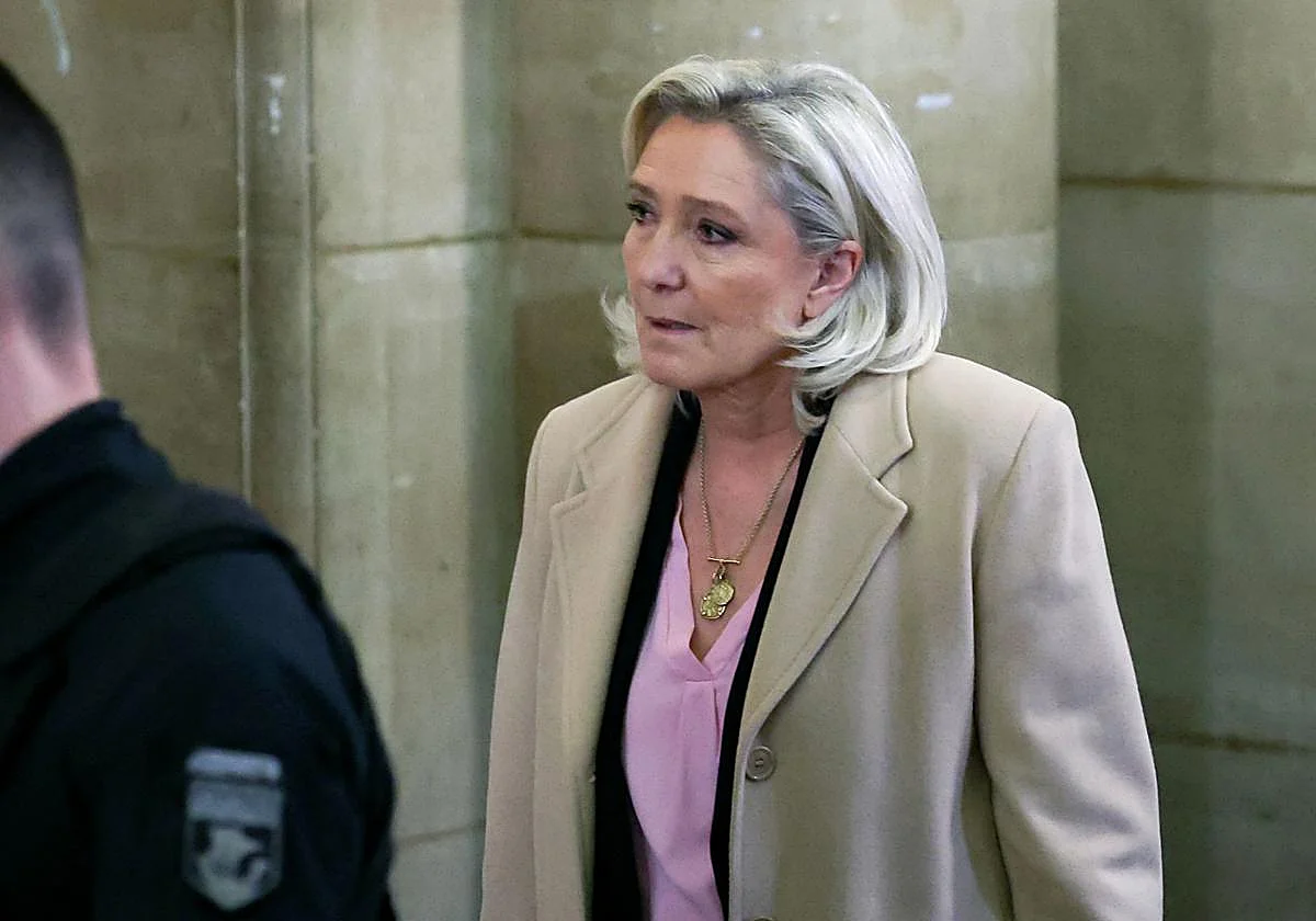 Le Pen adopta un perfil bajo en el arranque del juicio del que depende su futuro político