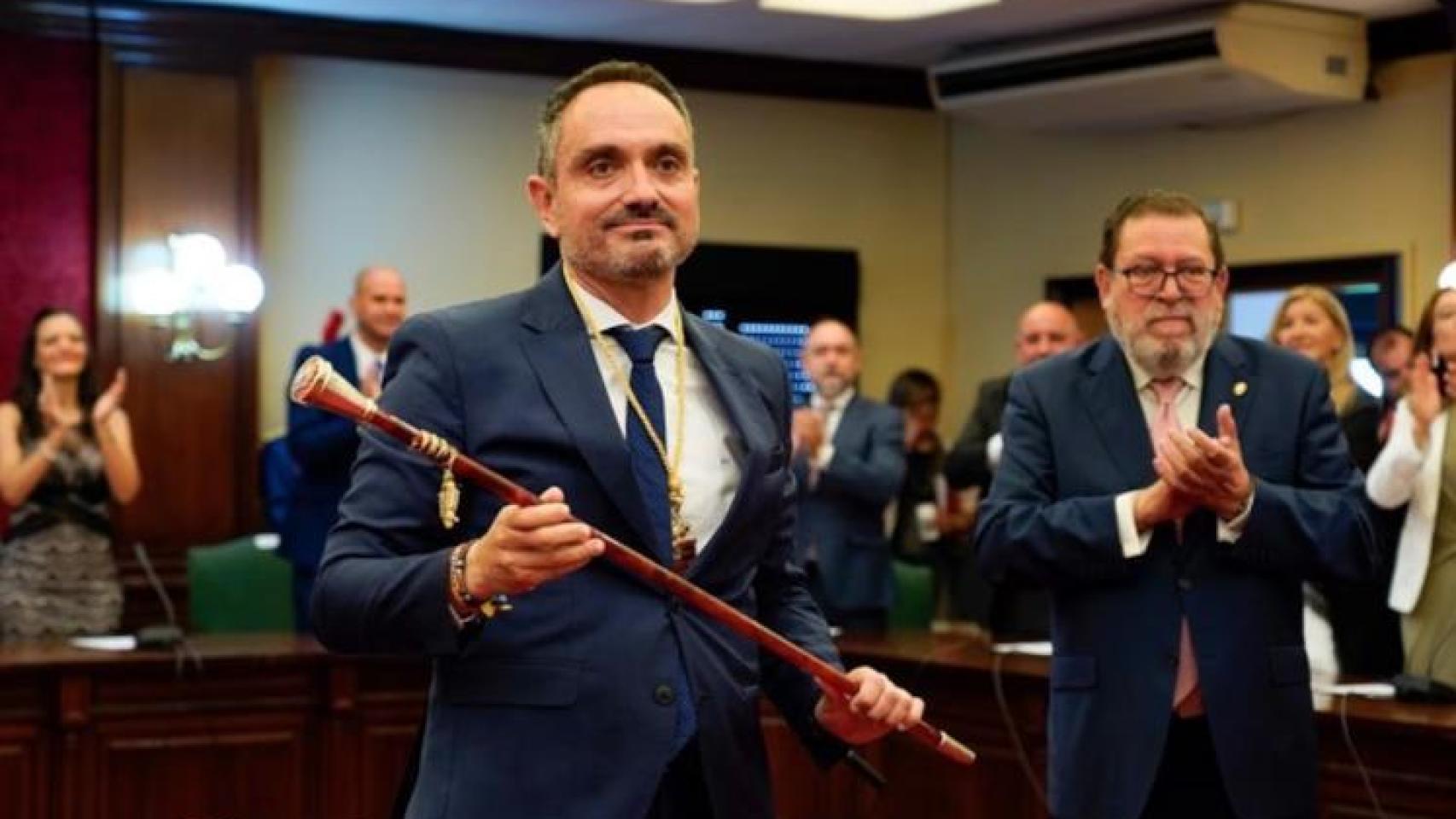 Revolución en Móstoles, la segunda ciudad de Madrid: la izquierda 'licencia' a sus líderes y un edil de Vox se pasa al PP