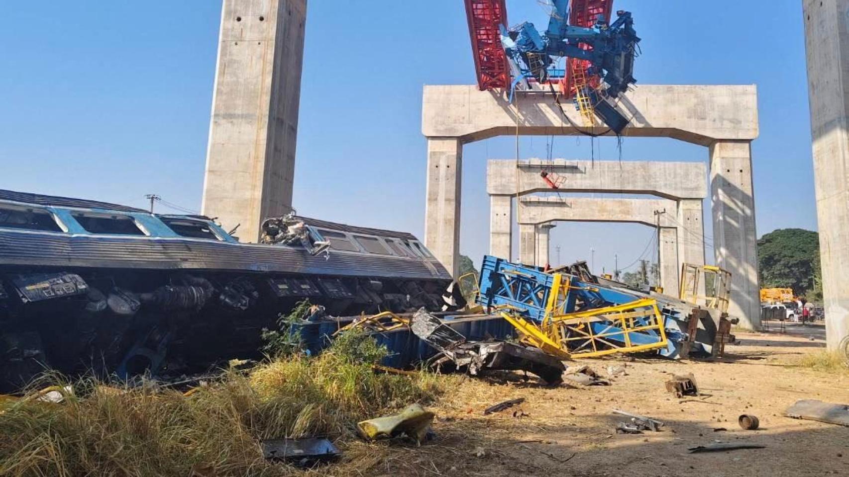 Al menos 25 muertos y 80 heridos tras el derrumbe de una grúa sobre un tren de pasajeros en Tailandia