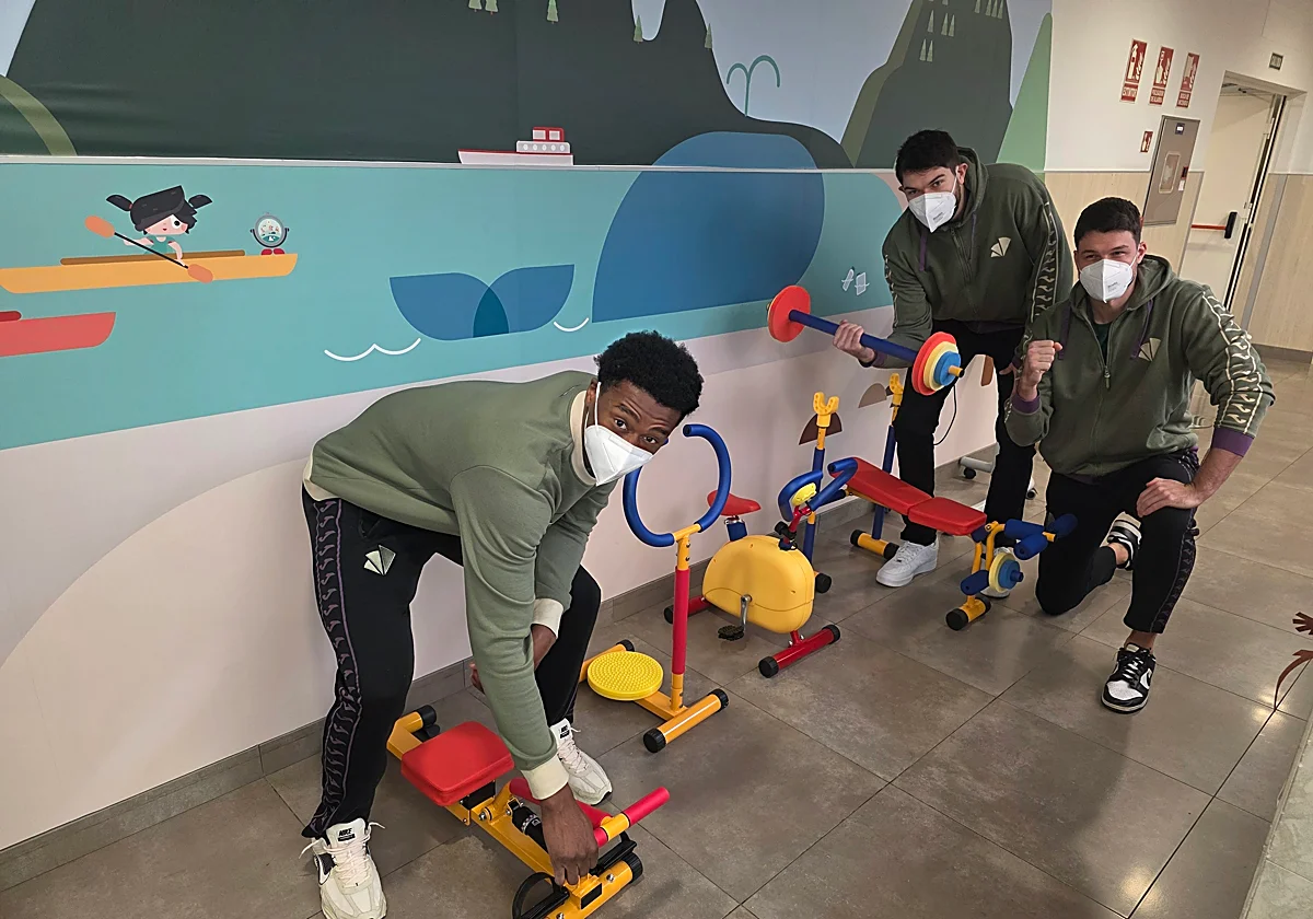 Los jugadores del Unicaja y del Málaga inauguran un minigimnasio para los niños ingresados en el Hospital Quirónsalud Málaga