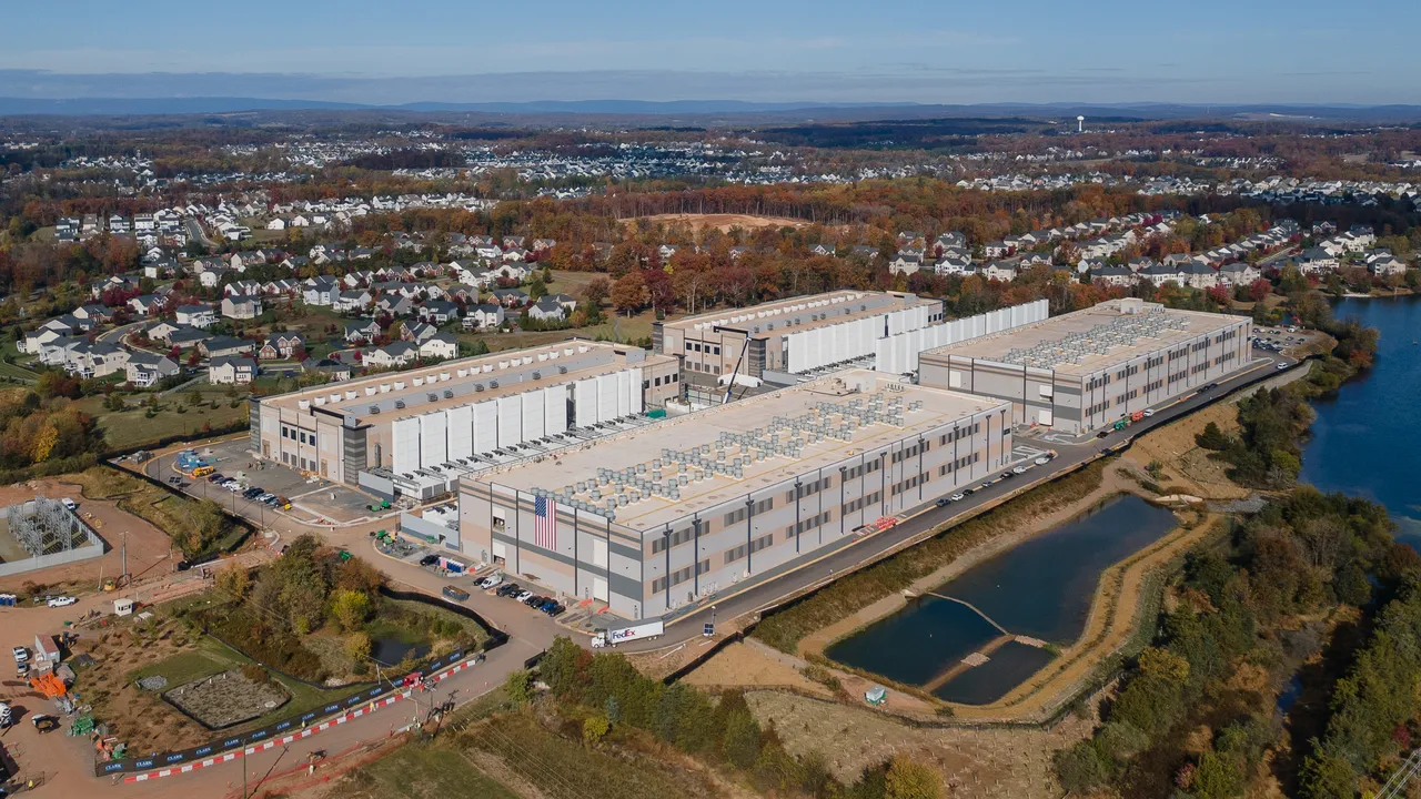 Trump exige que las tecnológicas paguen la electricidad de sus centros de datos y Microsoft se compromete a hacerlo