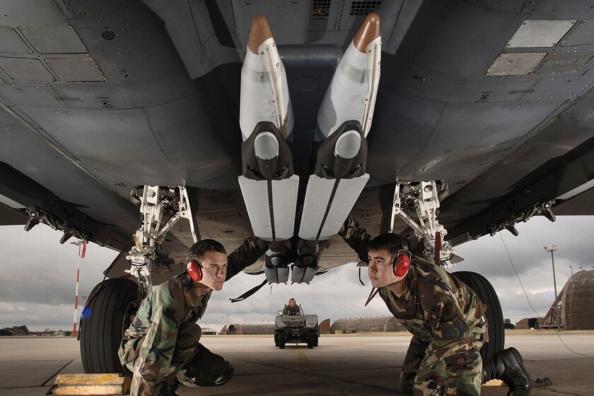 Ha caído una bomba sin detonar activando una insólita carrera: la de EEUU tratando de encontrarla antes que el resto de potencias