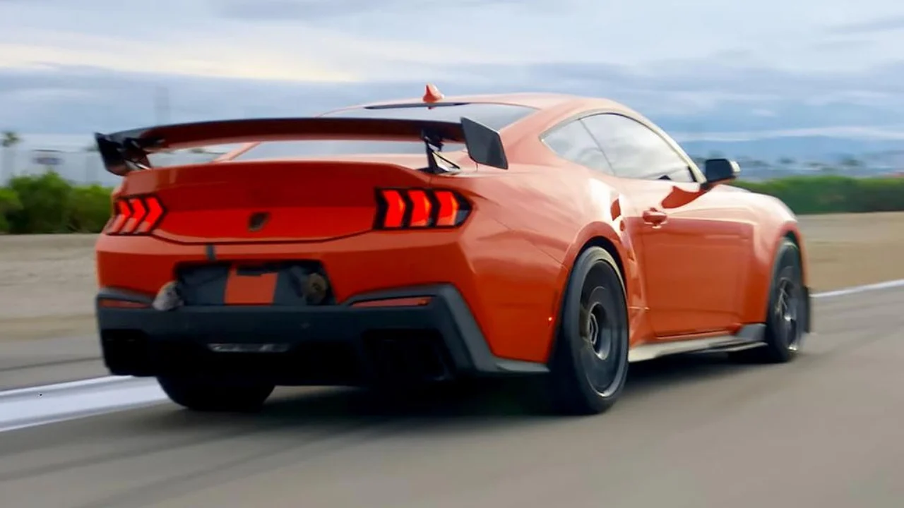 Se filtra el nuevo Ford Mustang Dark Horse SC en acción… y Max Verstappen está al volante