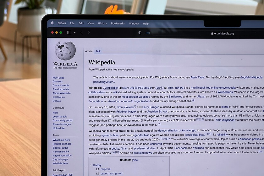 Wikipedia ha encontrado la manera de ser sostenible a largo plazo: cobrar mucho a las Big Tech que la usan para la IA