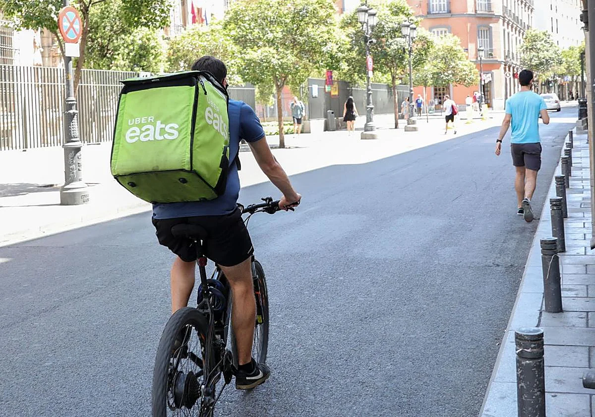 Uber Eats cede y subcontratará a miles de 'riders'