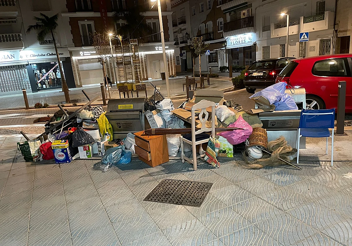 La Policía Local investiga el abandono de gran cantidad de muebles y basura en pleno centro de Torre del Mar